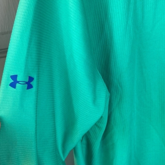 Under Armour top - Picture 3 of 4